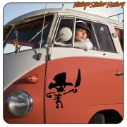 Tête de mort pirate noire placée sur le côté d’une camionnette vintage