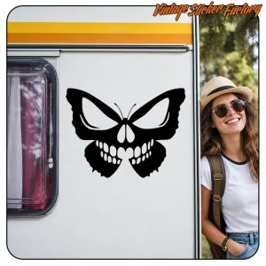 Schmetterling-Schädel-Design auf der weißen Seite eines Wohnwagens angebracht
