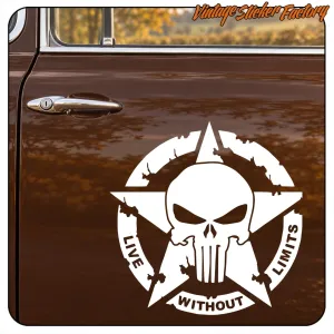 Design blanc LIVE WITHOUT LIMITS appliqué sur la porte d’une voiture classique marron