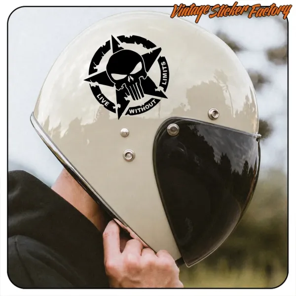 Diseño negro LIVE WITHOUT LIMITS aplicado sobre un casco de moto blanco