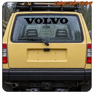 Design VOLVO 850 appliqué sur la lunette arrière d’un véhicule jaune