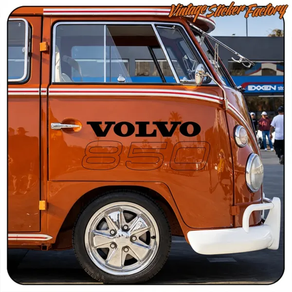 Diseño VOLVO 850 aplicado en el lateral de una furgoneta camper naranja