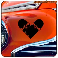 Adhesivo de dos monopatines cruzados formando un corazón sobre la carrocería de un vehículo rojo