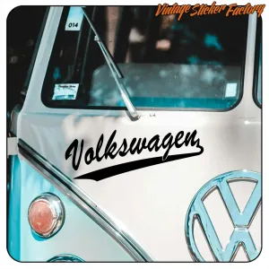Schwarzer Volkswagen-Aufkleber auf der Frontkarosserie eines klassischen Transporters