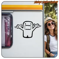 Design DOMO-KUN appliqué sur le côté blanc d’une caravane, à côté d’une personne