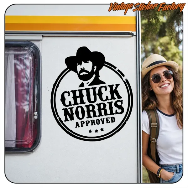 Aplicación del diseño «CHUCK NORRIS APPROVED» en una caravana con una persona al lado