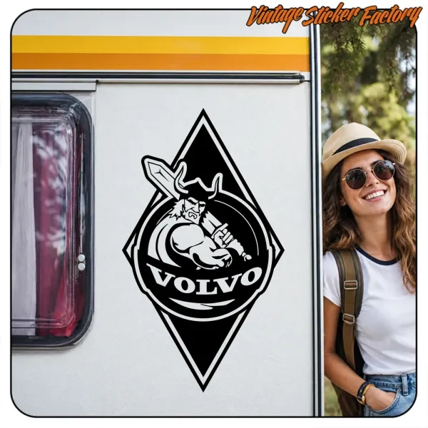 Autocollant VOLVO VIKING appliqué sur le côté d’un camping-car
