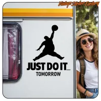 Vue alternative d’une caravane avec le design « JUST DO IT... TOMORROW » appliqué sur le côté