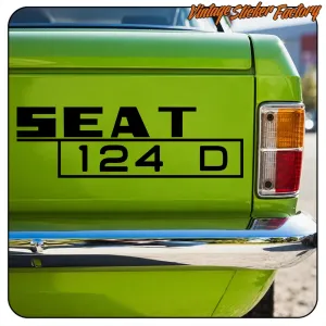 Schwarzes SEAT 124 D Design am Heck eines grünen Autos