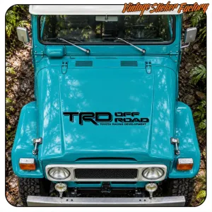 Autocollant TRD OFF ROAD appliqué sur le capot d’un véhicule tout-terrain bleu
