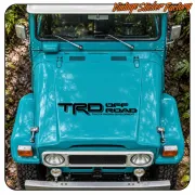 Adhesivo TRD OFF ROAD aplicado sobre el capó de un vehículo todoterreno azul