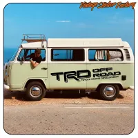Design TRD OFF ROAD appliqué sur le côté d’un van aménagé classique