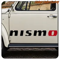NISMO-Aufkleber auf der Tür eines cremefarbenen klassischen Fahrzeugs