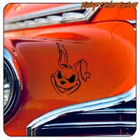 Detail des Hasenkopfs auf der glänzenden Karosserie eines orangefarbenen Fahrzeugs