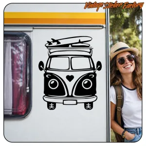 Diseño de furgoneta camper clásica con tablas de surf, aplicado en una autocaravana