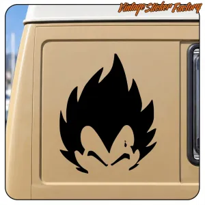 Visage de Vegeta en noir appliqué sur le côté d’un van aménagé