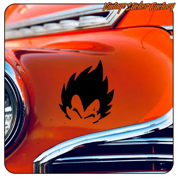Visage de Vegeta en noir appliqué sur la carrosserie d’une voiture classique