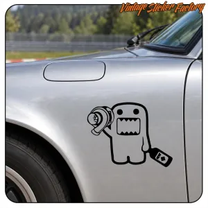 Schwarzes Domo-Kun-Design mit Turbolader auf dem Kotflügel eines silbernen Autos