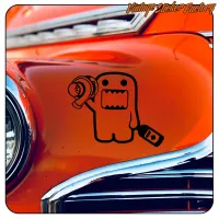 Schwarzes Domo-Kun-Design mit Turbolader auf der Karosserie eines orangefarbenen Autos