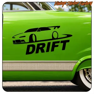 Vinilo DRIFT negro aplicado en el lateral verde de un coche