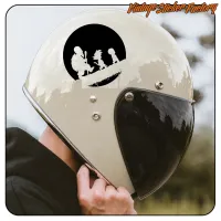 Aufkleber mit Goku, Krilin und dem Schildkröten-Opa auf einem Motorradhelm