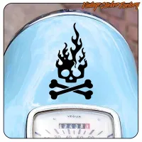 Vista del diseño negro de calavera en llamas aplicado sobre el frontal de una moto azul