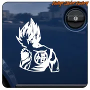 Diseño GOKU BACK en blanco aplicado sobre la carrocería azul de un vehículo
