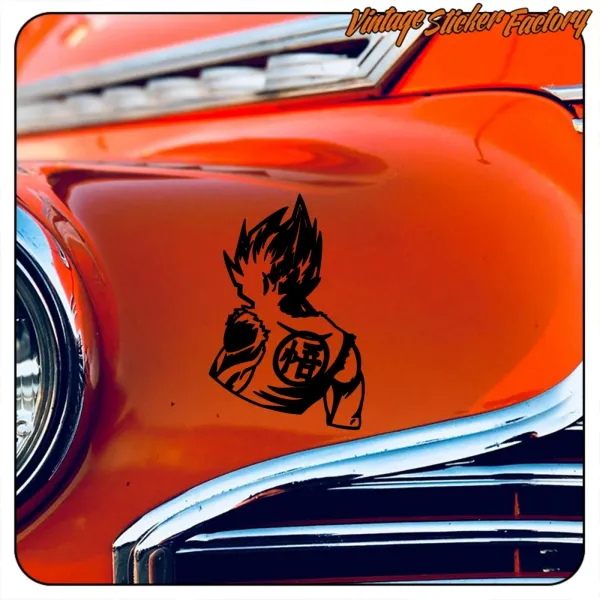 Diseño GOKU BACK en negro aplicado sobre la carrocería de un vehículo clásico