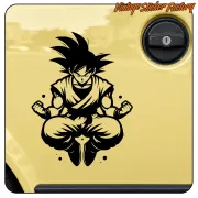 Pegatina SON GOKU en negro, aplicada sobre una superficie amarilla