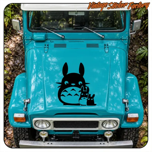 Vista frontal de un vehículo turquesa con el diseño de Totoro aplicado en el capó