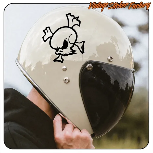Ansicht des weißen Helms mit Totenkopf und dunklem Visier