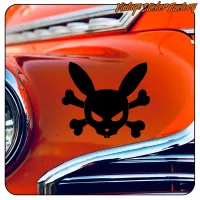Détail du Bunny Skull noir appliqué sur la carrosserie orange d’un véhicule classique
