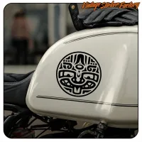 Detalle del diseño circular negro aplicado sobre el depósito claro de una motocicleta