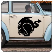 Diseño Devil Rabbit en negro aplicado en la puerta de un Volkswagen clásico bicolor