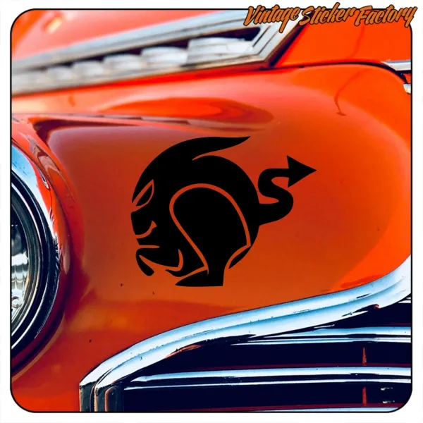 Motif Devil Rabbit noir appliqué sur la carrosserie orange d’un véhicule classique