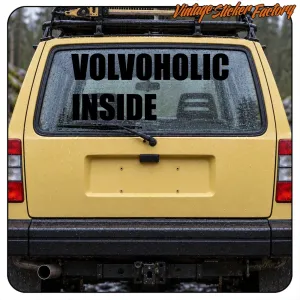 Texte « VOLVOHOLIC INSIDE » appliqué sur la lunette arrière d’un véhicule jaune