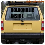 Texte « VOLVOHOLIC INSIDE » appliqué sur la lunette arrière d’un véhicule jaune