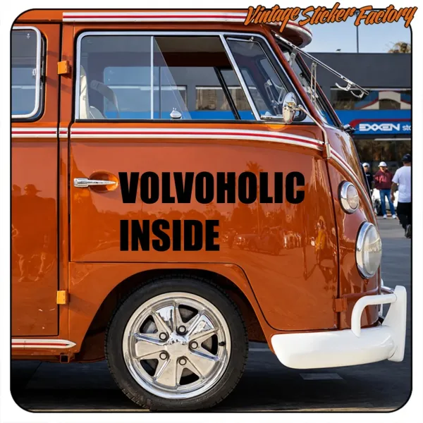Texte « VOLVOHOLIC INSIDE » appliqué sur le côté d’une camionnette classique orange