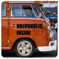 Texte « VOLVOHOLIC INSIDE » appliqué sur le côté d’une camionnette classique orange