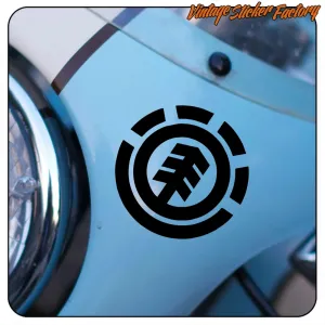 Diseño ELEMENT en negro aplicado sobre la carrocería azul claro junto a un faro