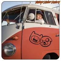 Aufkleber mit zwei Cartoonfiguren auf einem klassischen Transporter, Seitenansicht