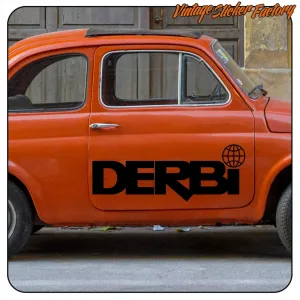 Schwarzer DERBI-Aufkleber mit Globussymbol an der Tür eines Oldtimers