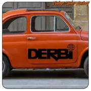 Adhésif DERBI noir avec symbole de globe, appliqué sur la portière d’une voiture classique