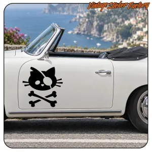 Gato pirata adhesivo aplicado en la puerta de un automóvil descapotable blanco
