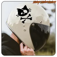 Piratenkatzen-Aufkleber auf einem weißen Motorradhelm mit dunklem Visier