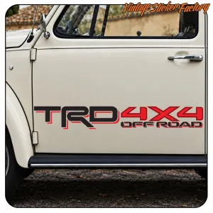 Autocollant TRD 4X4 OFF ROAD placé sur la porte d’un véhicule classique