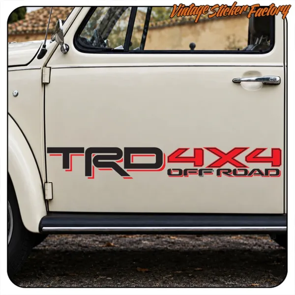 Ansicht des TRD 4X4 OFF ROAD Aufklebers an der Tür eines klassischen Fahrzeugs