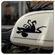 Rat noir avec une croix appliqué sur le réservoir d’une moto