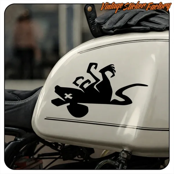 Détail du rat noir avec une croix sur le réservoir d’une moto