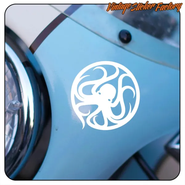 Pulpo blanco circular aplicado sobre la carrocería azul de un vehículo
